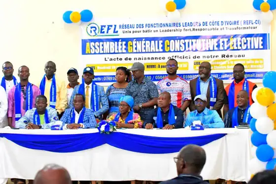 Les membres du bureau devant la banderole de l’assemblée générale