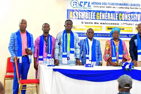 La table officielle et les membres élus