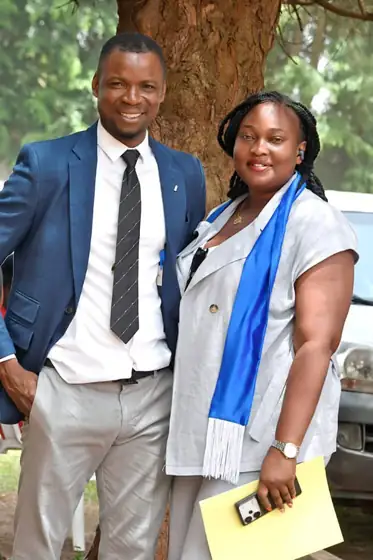 Deux participants à l’assemblée générale