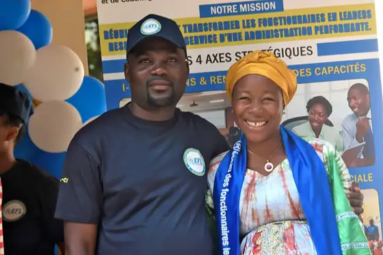Deux participants devant le roll-up